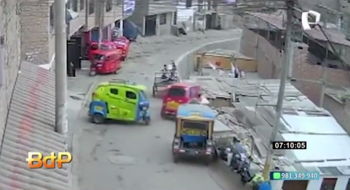 Lima El Agustino: Mototaxi bremst nicht
                    und lenkt rechts statt links und f�llt mit Salto auf
                    ein Dach