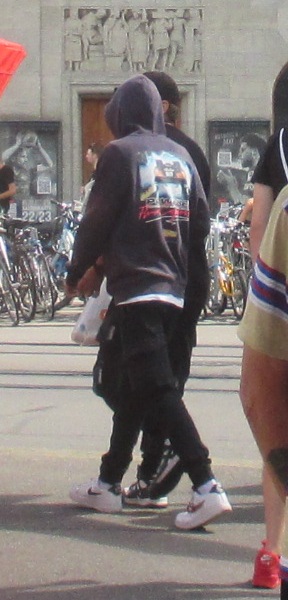 Basel
                    Mittlere Br�cke: Antifant in Kapuzenjacke bei 25
                    Grad, 20.8.2022