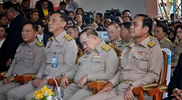 Geimpft? 5.9.2022: Der
                  Premier von Thailand Wongsuwan schl�ft w�hrend Sitzung
                  ein - immer m�de? Thai�lands gesch�fts�f�hren�der
                  Pre�mier�min�is�ter schlafend im Amt erwischt