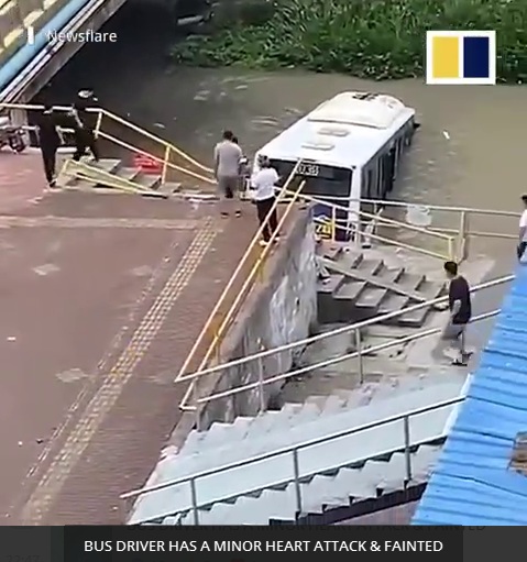 Verdacht
                  Vaccident in China 6.9.2022: Busfahrer wird ohnm�chtig
                  und f�hrt in einen Fluss: BUS DRIVER HAS A MINOR HEART
                  ATTACK & FAINTED