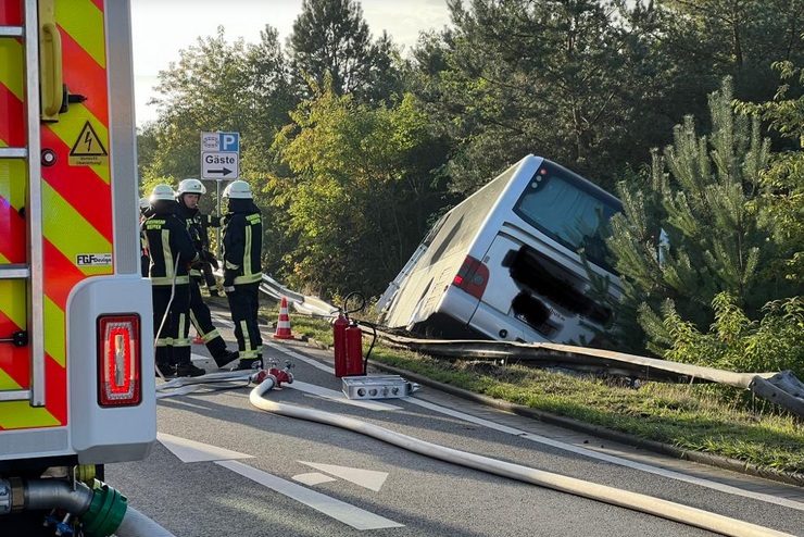 Verdacht Vaccident in
                    Meppen (NRW, 4R) am 4.10.2022: Busfahrer verliert
                    die Kontrolle und f�hrt in B�schung - und stirbt
                    auch noch: Meppen – 67-J�hriger Busfahrer aufgrund
                    eines medizinischen Notfalls verstorben