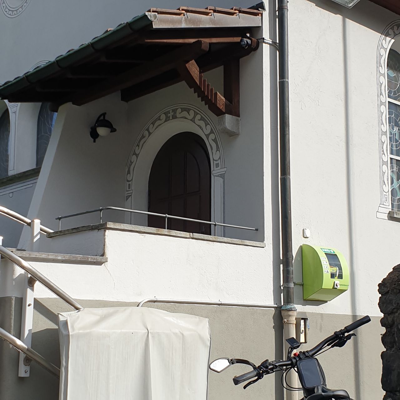 Neue Defibrillatoren
                  14.10.2022: auch im Engadin am Friedhof