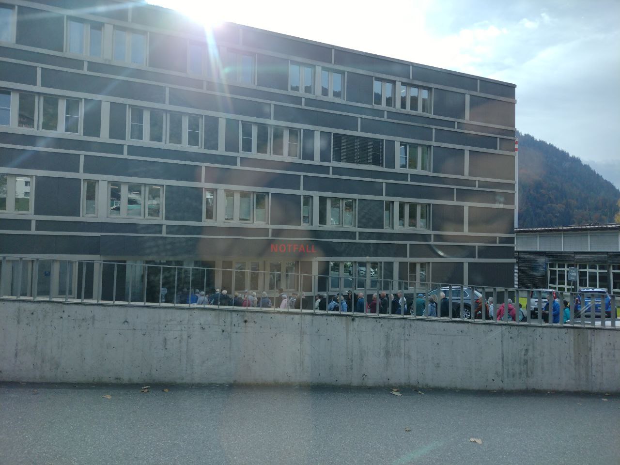 Kriminelle Regierung Graub�nden
                      (Schweiz) 13.10.2022: Impfzentrum hat
                      Warteschlange ganzen Tag lang