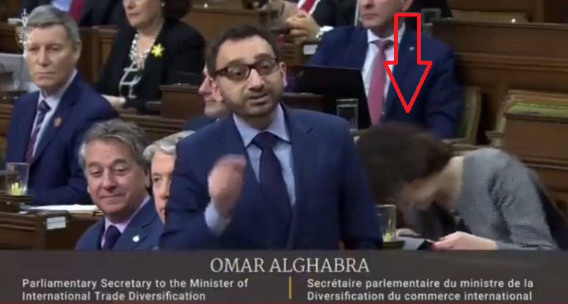 Verdacht
                  SCHLANGENGIFTimpfschaden Parlament in Kanada
                  25.10.2022: Hier klappt wieder eine zusammen, hinter
                  dem Redner - kurze Ohnmacht