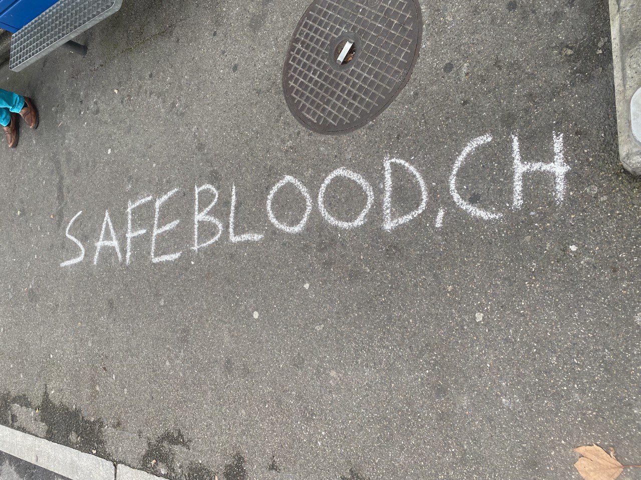 Widerstand Z�rich (Schweiz)
                        22.11.2022: Grafitto an der Tramstation
                        Grimselbstrasse: safeblood.ch Tramhaltestelle
                        Grimselstrasse Stadt Z�rich