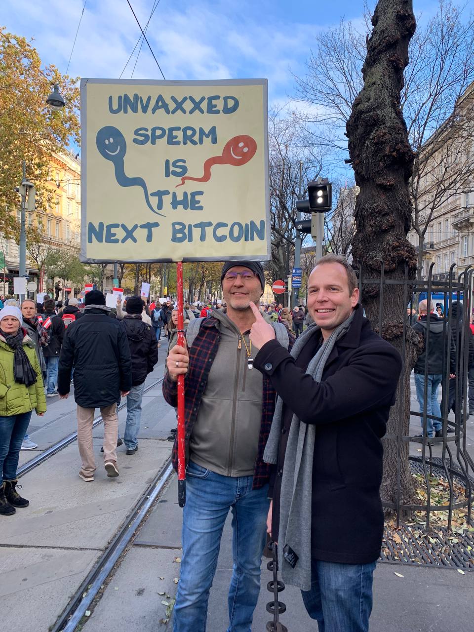 Widerstand Wien 18.11.2022: Plakat
                  vor einem Jahr an einer Demo gegen den Coronawahn:
                  "Ungeimpftes Sperma ist der n�chste
                  Bitcoin"