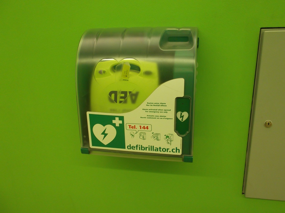 Das
                  "Gesundheitszentrum" im Bahnhof Basel SBB
                  hat neu einen Defibrillator bekommen. Warum denn wohl?
                  Man k�nnte noch einen Kleber drankleben: Vorsorge f�r
                  die Gesundheit: NIE IMPFEN! - www.med-etc.com