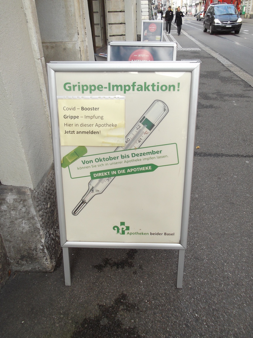 T�ter Apotheke Basel 30.11.2022:
                  Die Klybeckapotheke spritzt weiterhin mRNA-Spritzen,
                  Strassenplakat
