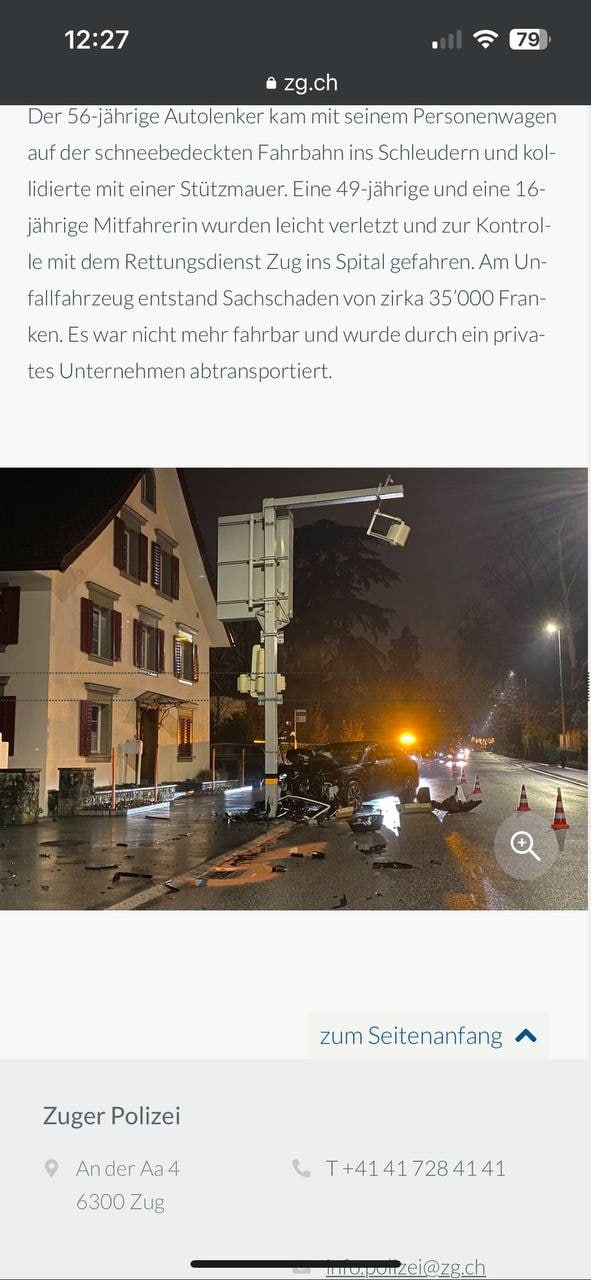 Verdacht Vaccident
                  in Zug (Schweiz) 12.12.2022: Autofahrer rast in
                  Ampelmast