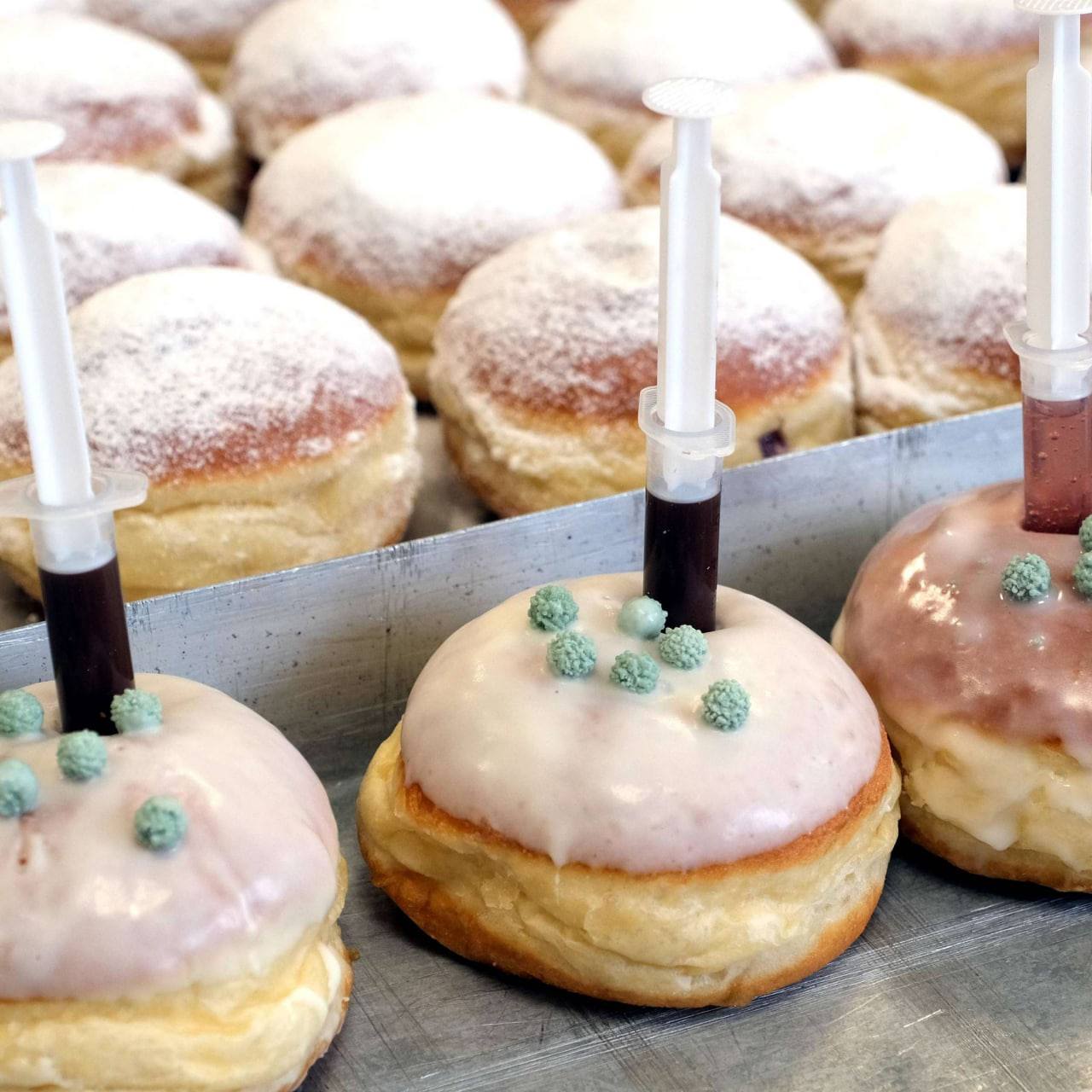 "Corona"-Impfschaden im 4R am
                    8.12.2022: Hirnschaden mit Berliner mit
                    Plastikspritzenimpfung 01