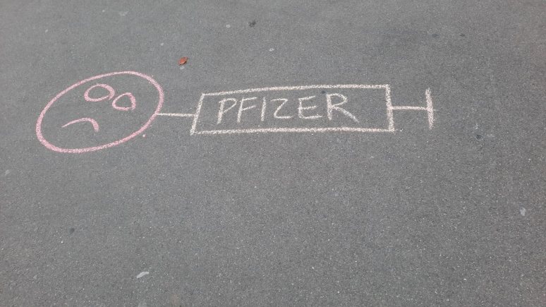 Widerstand Z�rich Oerlikon (Schweiz) 6.12.2022:
                  Kreideschrift warnt vor Pfizer-Impfung
