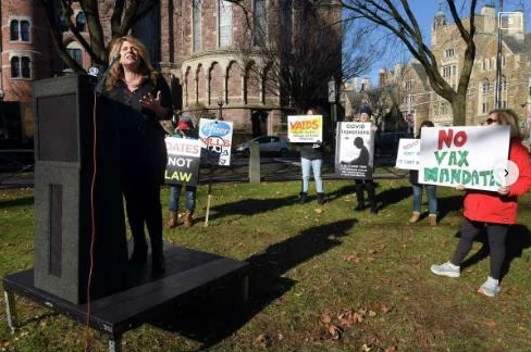 Naomi Wolf spricht
                    gegen die Impfpflicht an der Uni Yale, 2.12.2022