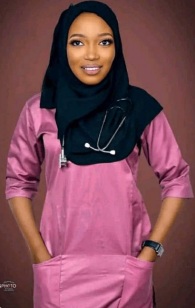 Gusau (Bundesstaat Zamfara, Nigeria,
                          Afrika): Krankenschwester Asmau hat pl�tzlich
                          Herzprobleme - Zusammenbruch - tot:
                          Krankenschwester st�rzt im Krankenhaus von
                          Zamfara und stirbt w�hrend des Dienstes