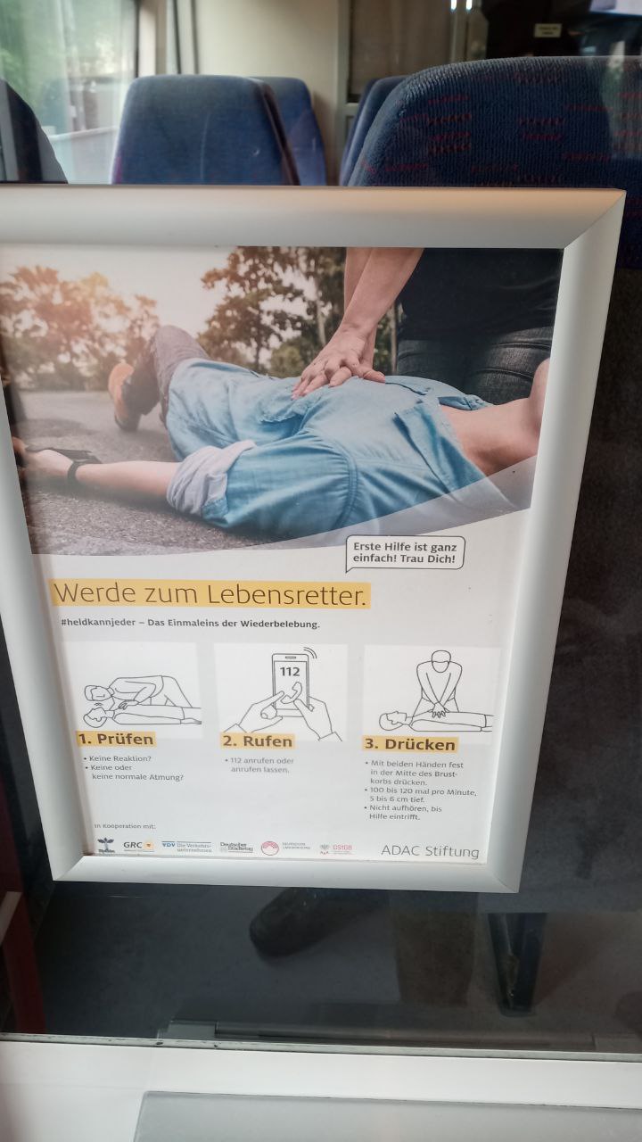 �BB in Vorarlberg (�sterreich)
                    8.5.2023: Plakate instruieren das Vorgehen nach
                    pl�tzlichem Zusammenbruch mit Herz-Druck-Massage:
                    Neu im Zug im Voralberg