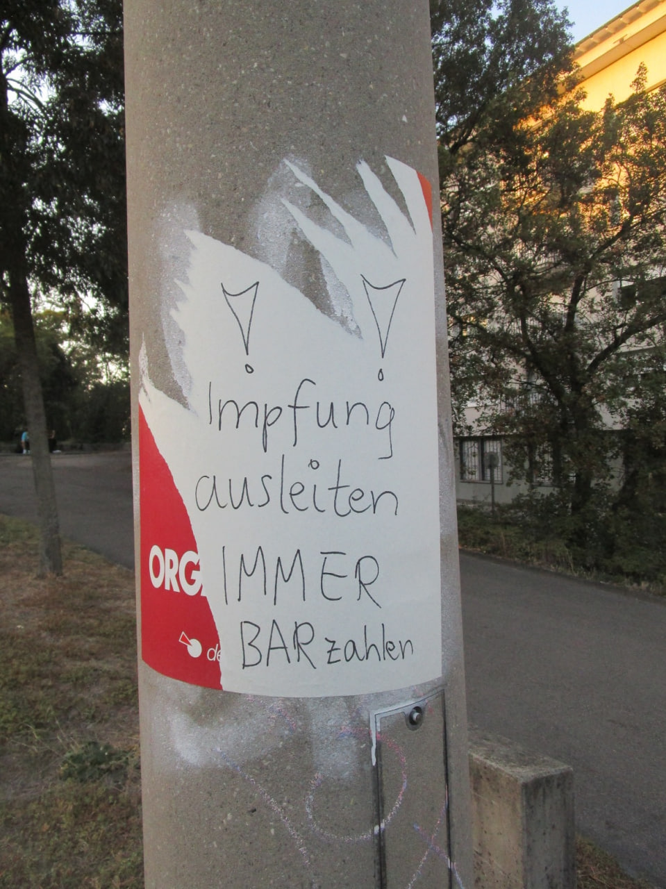Widerstand Basel beim Bahnhof
                            SBB mit Graffito: Impfung ausleiten+IMMER
                            BAR zahlen