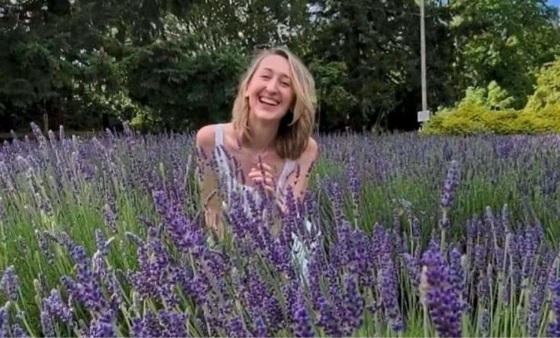 englischer Raum
                                                  irgendwo: Frau mit 29
                                                  weg: Brittany - sie
                                                  war eine
                                                  Krankenschwester