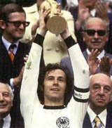 Fussballheld Franz Beckenbauer mit
                          Weltpokal 1974
