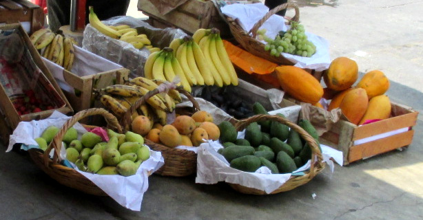Fr�chte, zum Beispiel Bananen,
                      Erdbeeren, Birnen, Mangos, Avocados, Feigen,
                      Papayas und Weintrauben - gesehen in Lima Los
                      Olivos beim Markt Covida