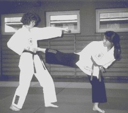 El sistema
            inmunol�gico es una defensa contra intrusos que provocan
            enfermedades (as� como una clase de deporte de combate de
            defensa), y esa defensa funciona diversamente seg�n el grupo
            sangu�neo (como existen diversos clases de deporte de
            combate de defensa tambi�n).