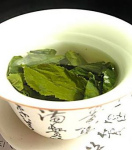 Grüner Tee wirkt generell vorbeugend
                            gegen Krebs, Gingivitis, hohe
                            Triglyzeridwerte und Cholesterinwerte, gegen
                            Bluthochdruck, stärkt das Immunsystem,
                            reguliert das Herz-Kreislauf-System und
                            fördert den Stoffwechsel
