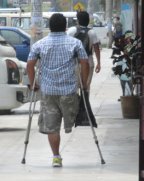 Mann mit nur einem Bein, nach einem
              Unfall amputiert auf 2 Kr�cken, kann extreme Schmerzen
              verursachen