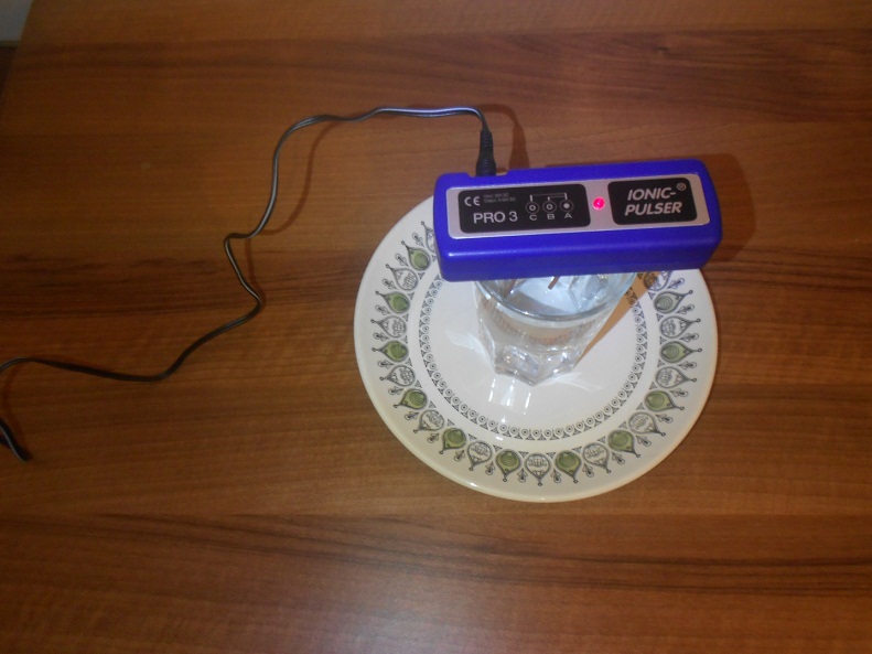 Producci�n de agua de cobre con el aparato
                  pulsador de iones "Ionic Pulser"