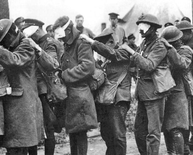 Giftgasangriff
                        bewirkt vor�bergehende Erblindung, britische
                        Soldaten mit verbundenen Augen in der
                        Warteschlange