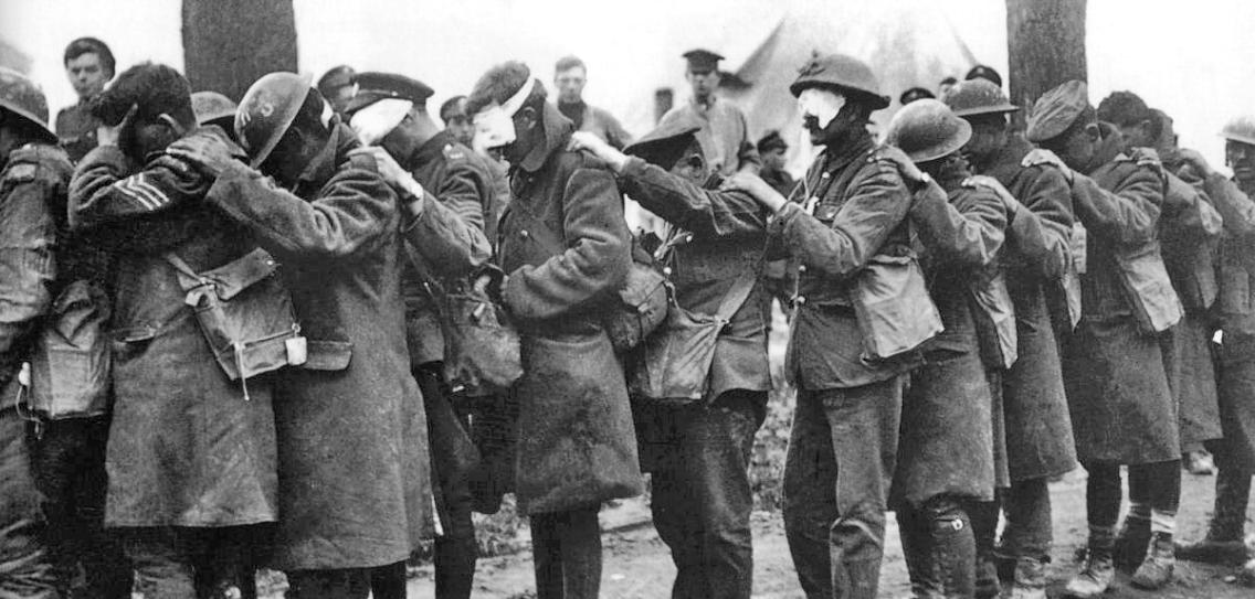 Giftgasangriff
                      bewirkt vor�bergehende Erblindung, britische
                      Soldaten mit verbundenen Augen in der
                      Warteschlange