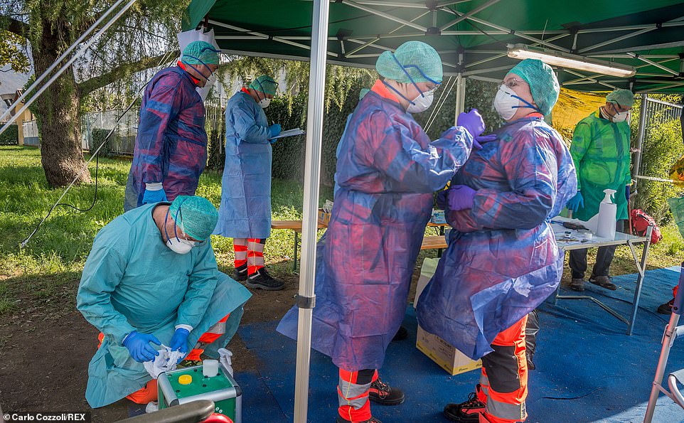 Italien: �rzte in
                            Campingkleidung gegen Coronavirus