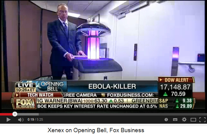 Xenex
                                      UV-Lichtdesinfektionsroboter 04
                                      mit CEO Morris Miller und
                                      Demonstrationslicht