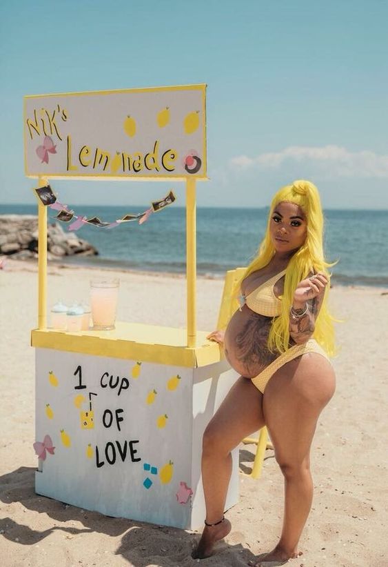 Hochschwangere
                        am Strand an der Bar "1 cup of Love"