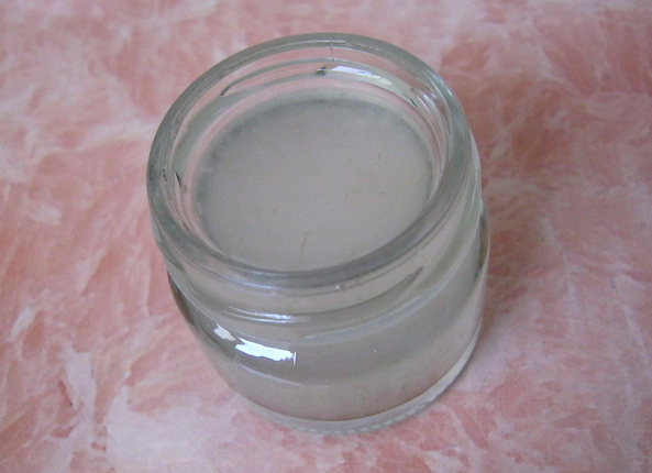 100-prozentiges Aloe Vera im offenen Glas