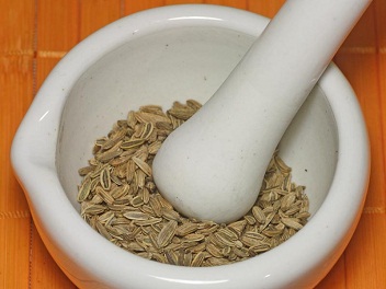 Semillas de hinojo en un mortero para ser
              prensados