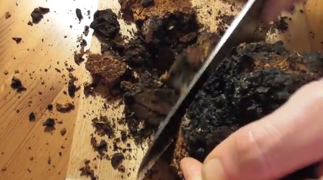Chaga-Pilz wird in kleine St�cke geschnitten