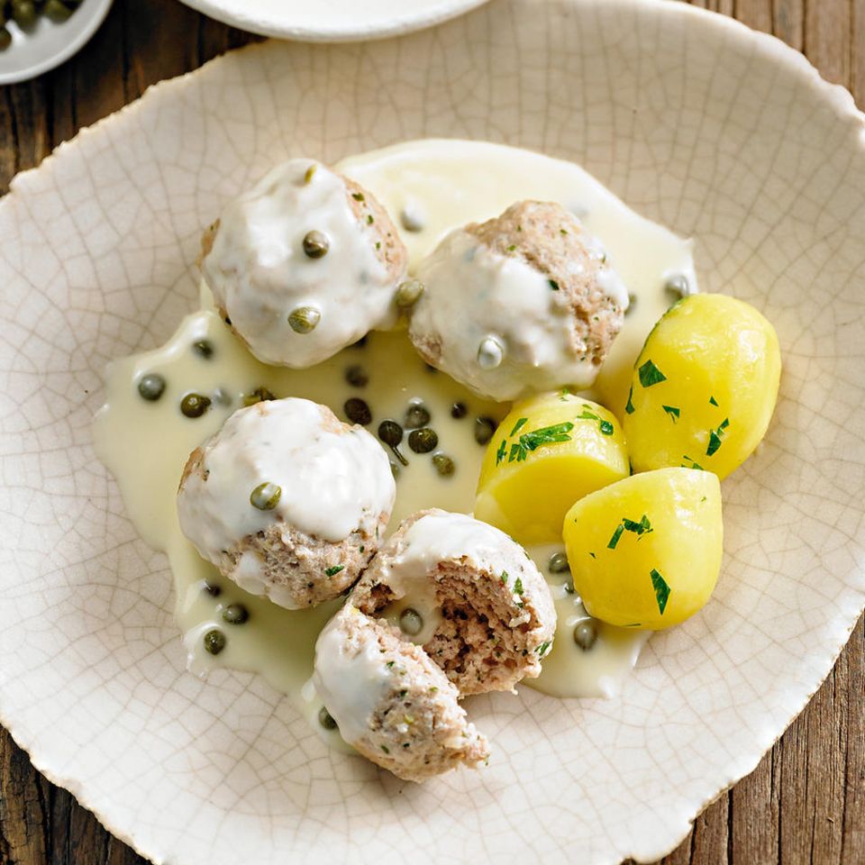 King mountain rolls (K�nigsberger Klopse)
                with capers