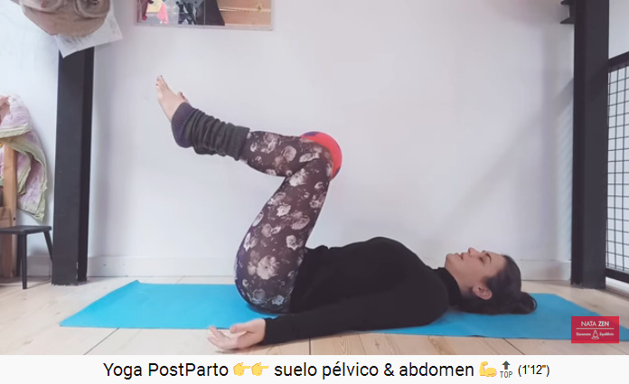 La
                          pelota se sostiene entre las rodillas dobladas
                          y los brazos se estiran y se abren en el piso
                          medio lateralmente