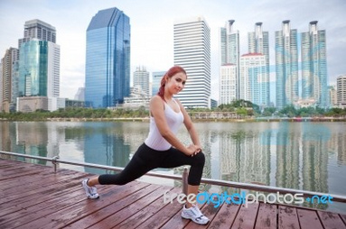 Stretching der Wade freistehend
                              im Park