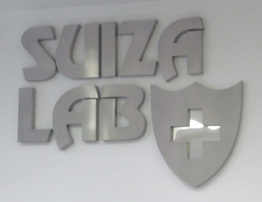 Das Logo "Suiza Lab" an der Wand
                        der Wartehalle
