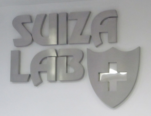 le logo "Suiza Lab" au mur de la
                        salle