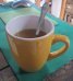 Eine Tasse mit Backpulver-Algarrobina-L�sung