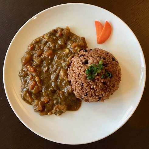 Bruine
                              rijstballen met bruine rijst
