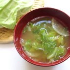 Miso-Suppe mit Kohlbl�ttern