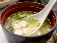 Miso-Suppe mit Tofu und
                              Schnittlauch