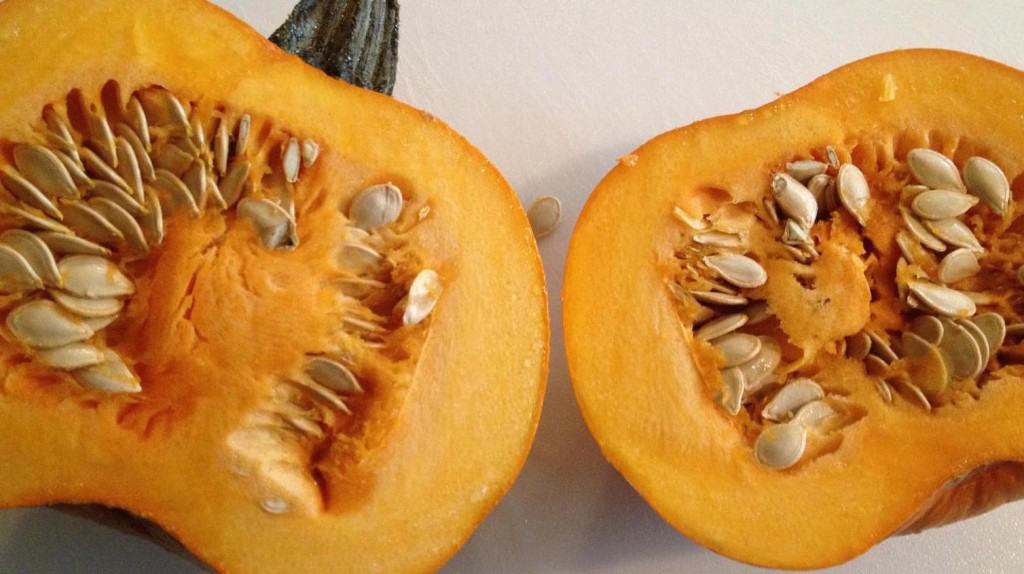 K�rbis aufgeschnitten mit K�rbiskernen