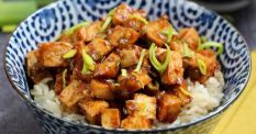 Tofu in Tr�ffelform
                              in asiatischer Sosse mit Reis
