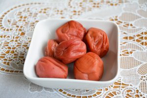Umeboshi:
                                        eingelegte Ume-Fr�chte