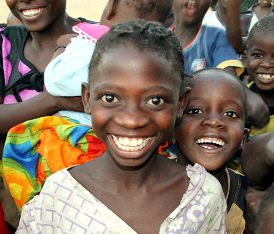 En �frica mucha gente no tienen ning�n
                        problema con posiciones dentarias porque tienen
                        huesos maxilares anchos porque a todos los ni�os
                        va ser dado el pecho dela madre [8]. Adem�s en
                        �frica se come huevos con las c�scaras y as�
                        siempre hay bastante calcio en el organismo y
                        los dientes van ser muy fuertes... [17]
