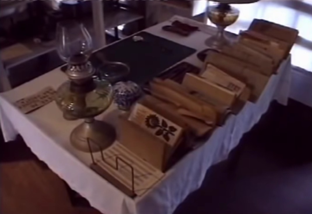 Lambarene 2005: Das Museum
                    mit Briefwechseln und Petroleumlampe