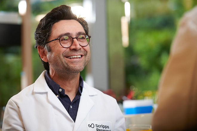 Nobelpreistr�ger 2021 f�r
                Medizin mit Komponenten f�r dieRillentechnik der
                Rillenpflaster: Ardem Pata Poutian (Libanon)