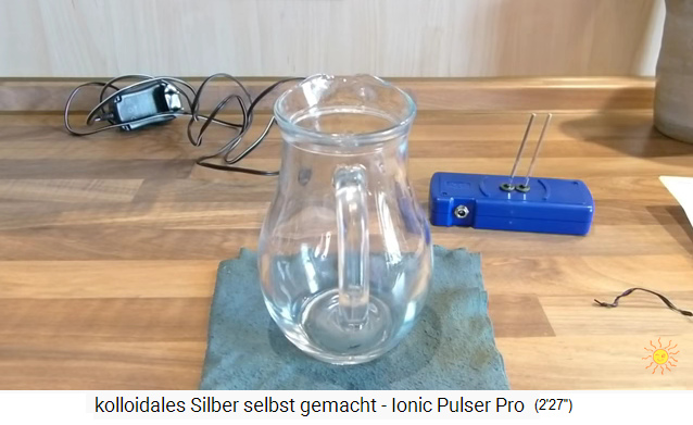 Die Kanne
                und der Ionisierer "Ionic Pulser" mit den
                Silberst�bchen drin